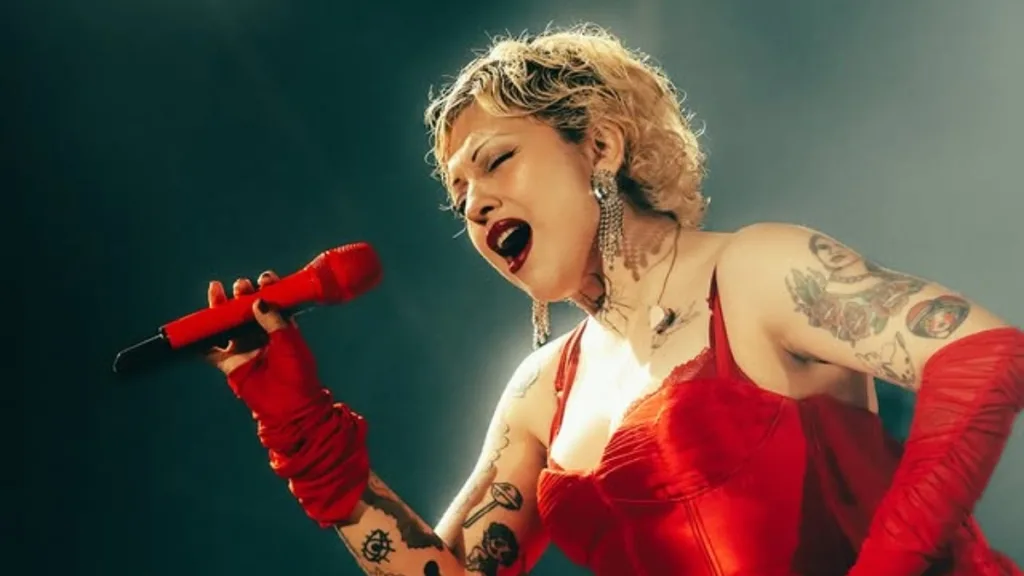 Rolling Stone Destaca A Mon Laferte La Ubicó Entre Las Artistas Con Las 50 Mejores Canciones Latinas Y En Español Del 2025