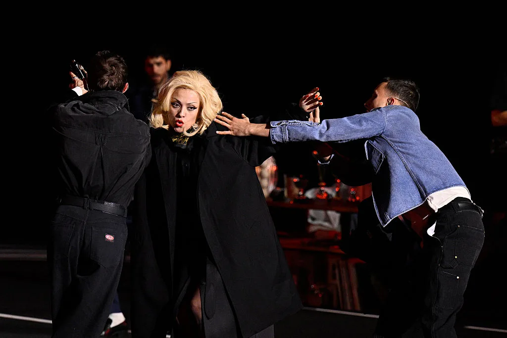 Cantante chilena Mon Laferte en el París Fashion Week 2026