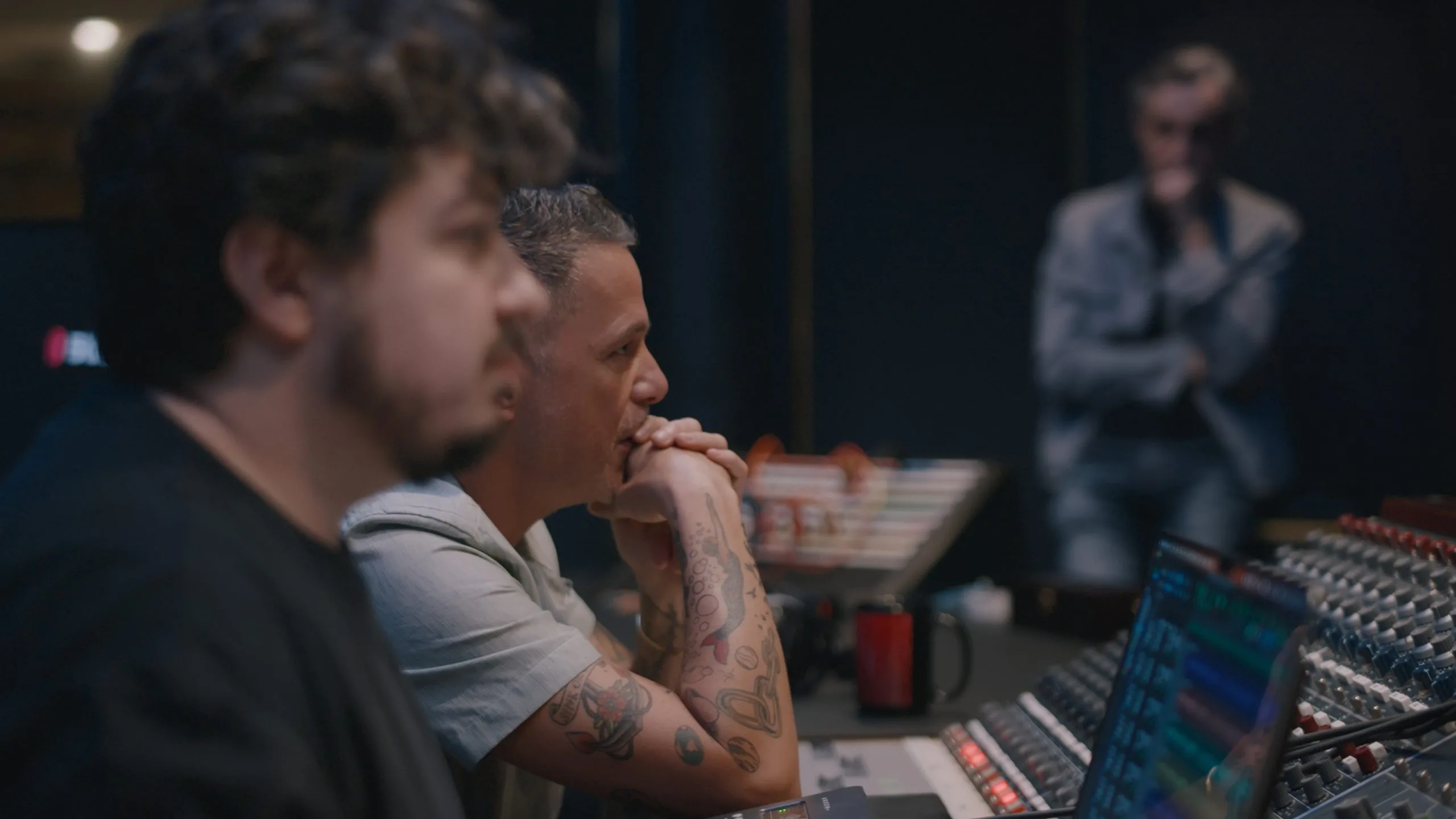 Cuando_nadie_me_ve_stills15 Scaled