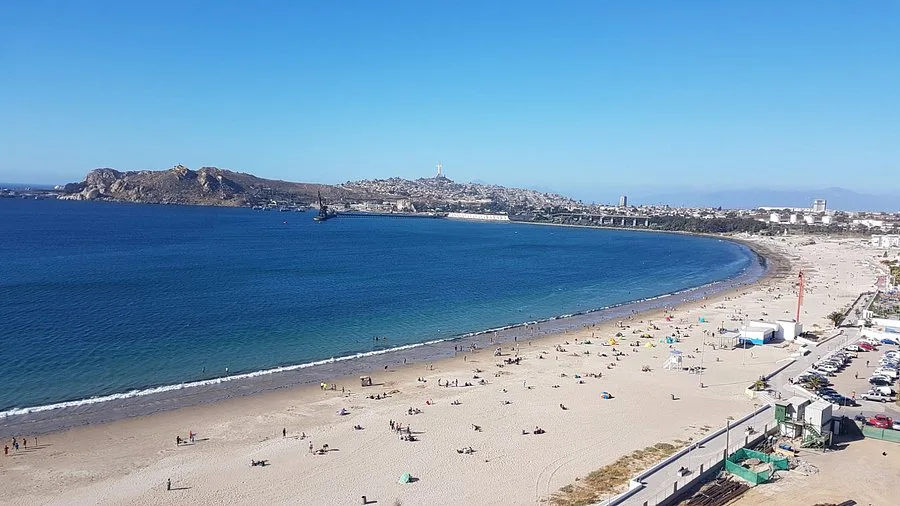Vista De La Playa En