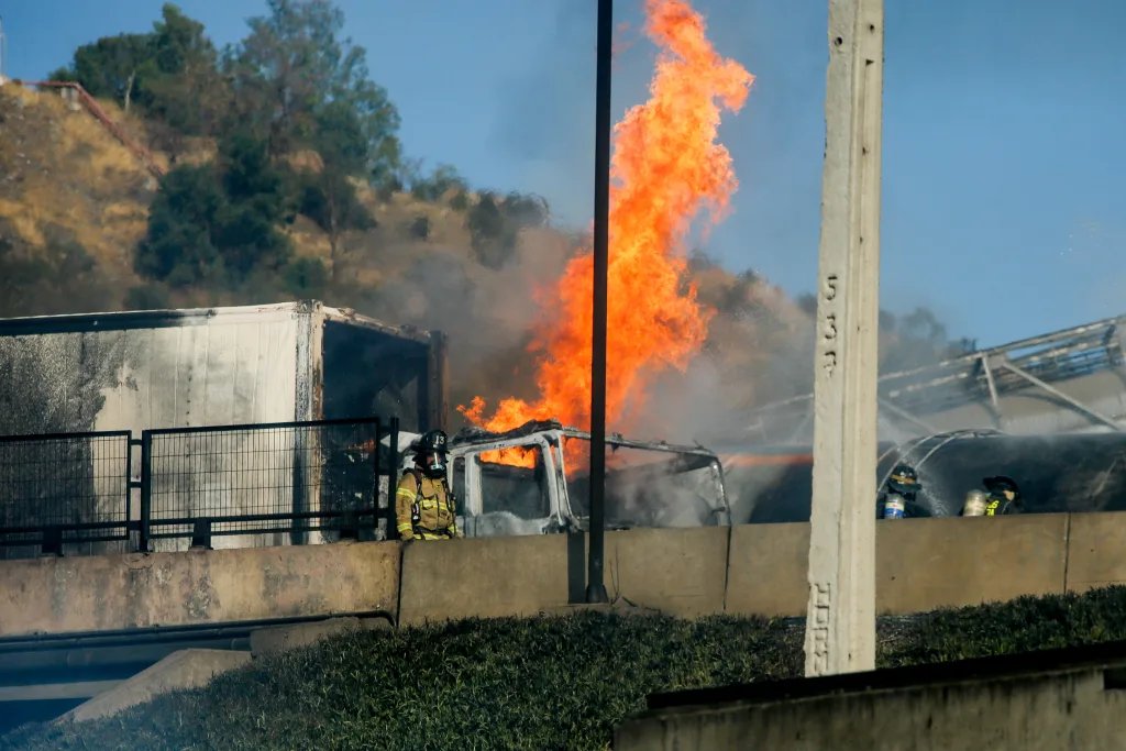 Explosión De Camión Genera Incendio En La Comuna De Renca