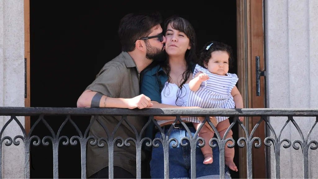 A Días Del Cambio De Mando Adherentes Realizan Despedida Al Presidente Gabriel Boric En La Plaza De La Constitución (2)