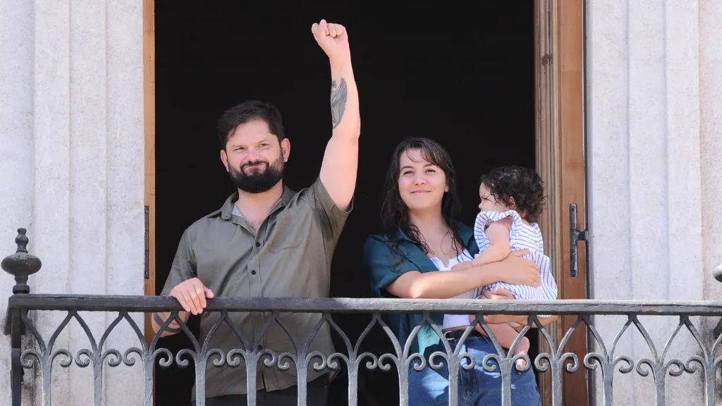 A Días Del Cambio De Mando Adherentes Realizan Despedida Al Presidente Gabriel Boric En La Plaza De La Constitución