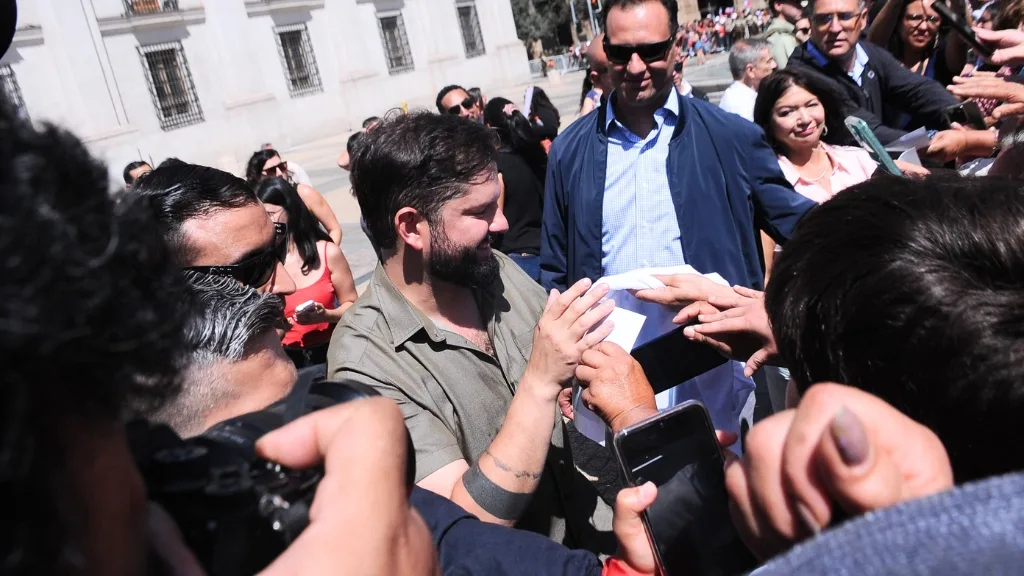 “Me Voy Con La Frente En Alto Y Con Las Manos Limpias” Boric Se Despide Ante Adherentes En La Moneda (1)