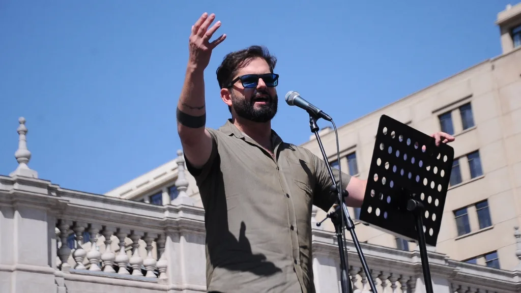 “Me Voy Con La Frente En Alto Y Con Las Manos Limpias” Boric Se Despide Ante Adherentes En La Moneda (2)