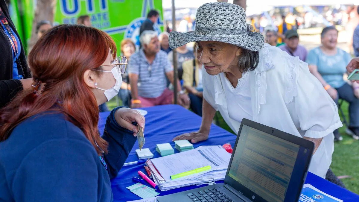 'Discriminación involuntaria': Adultos mayores en Chile enfrentan graves barreras para cobrar pensiones y realizar trámites