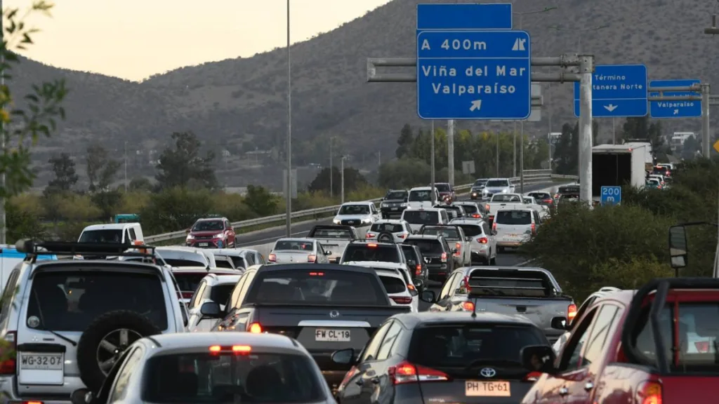 Vehículos Saliendo De Santiago
