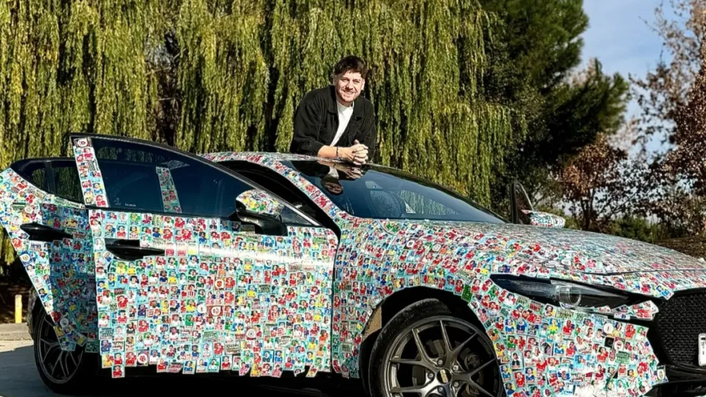 Auto Cubierto Con Láminas Del Mundial