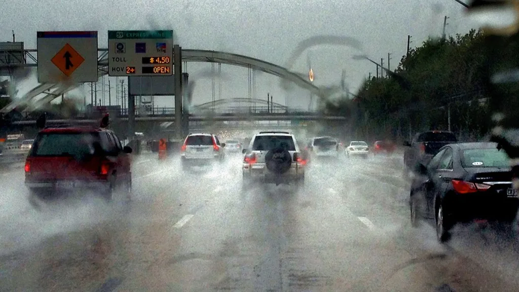 Lluvias Y Autos Manejar Bajo La Lluvia