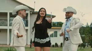 Alanys Lagos Junto Al Grupo Disparo