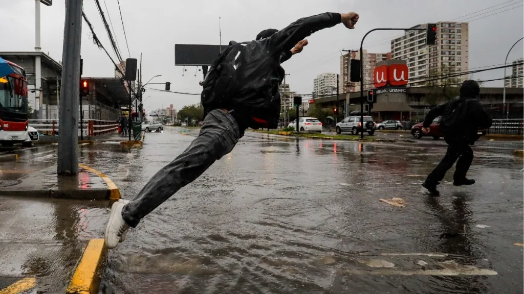 Lluvias Y Evacuacion En Santiago Senapred